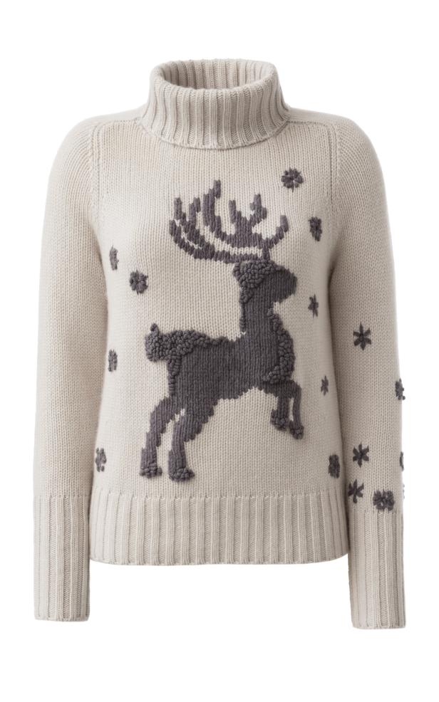 Ein beiger Rollkragenpullover mit einem grauen Rentier und Schneeflocken verziert.