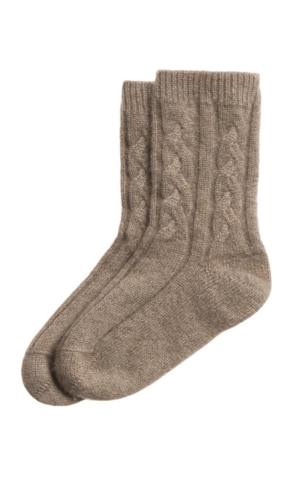 Ein Paar braune, gestrickte Socken mit Zopfmuster.