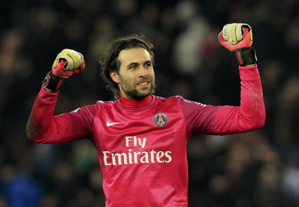 Ein Torwart von Paris Saint-Germain jubelt mit erhobenen Armen.
