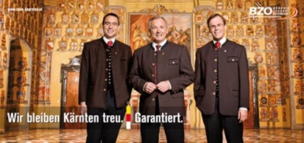 BZÖ Kärnten/Landtagswahl-Kampagne Plakat Drei Männer in Trachtenjacken stehen vor einem verzierten Hintergrund.