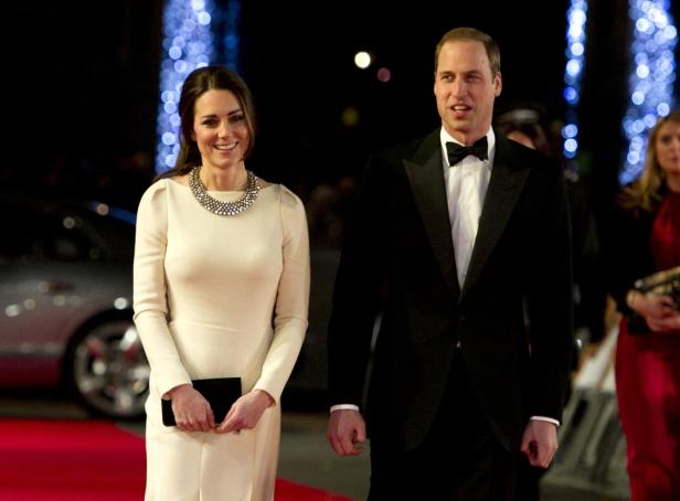 Prinz William und Prinzessin Kate auf einem roten Teppich.