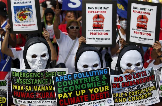Demonstranten mit Totenkopfmasken protestieren gegen Klimawandel und fordern Entschädigungen von Industrieländern.