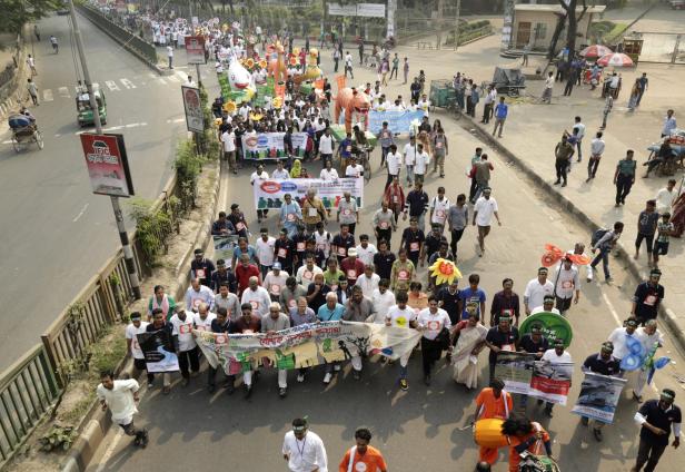 Eine Menschenmenge nimmt an einem Marsch für eine saubere Umwelt in Dhaka, Bangladesch, teil.