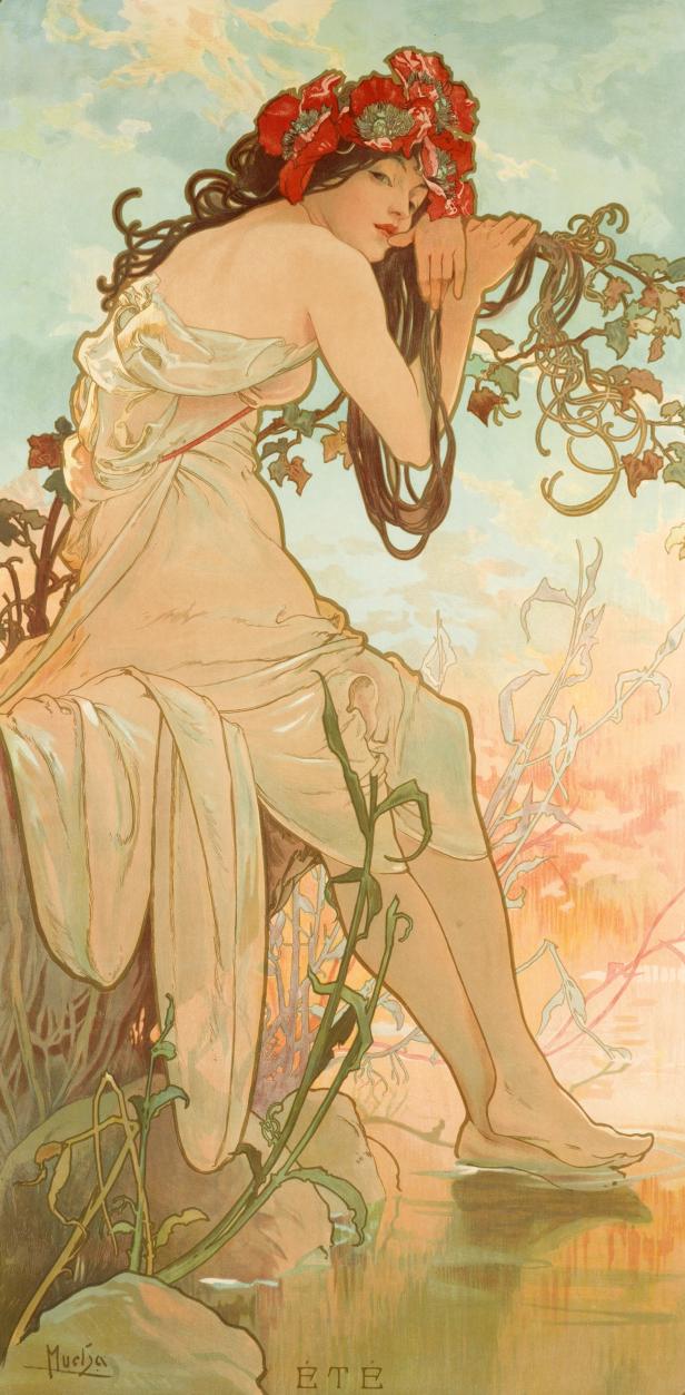 Eine Frau mit Mohnblumen im Haar sitzt an einem Gewässer.