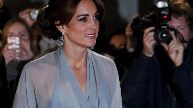 Catherine Duchess of Cambridge attends the world p Catherine, Princess of Wales, lächelt in einem hellblauen Kleid mit Ohrringen.