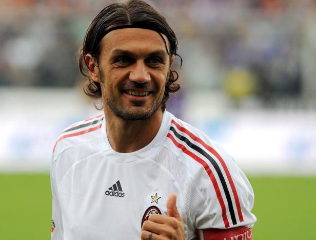 Der italienische Fußballspieler Paolo Maldini lächelt und zeigt den Daumen nach oben.