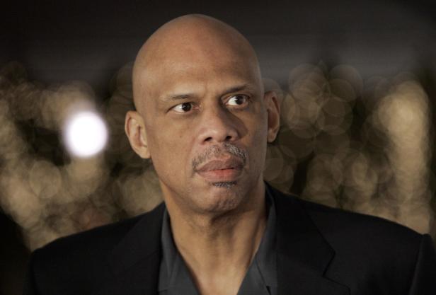 Porträt von Kareem Abdul-Jabbar mit einem schwarzen Sakko.