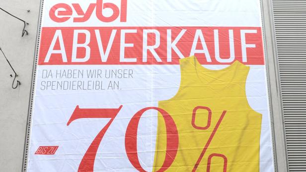 Ein Werbeplakat von Eyb mit der Aufschrift „Abverkauf bis zu 70%“.