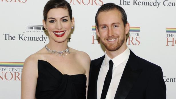 Anne Hathaway und Adam Shulman posieren auf einer Veranstaltung des Kennedy Center Honors.