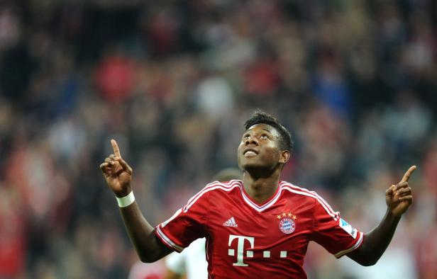 David Alaba im Trikot des FC Bayern München jubelt mit erhobenen Zeigefingern.