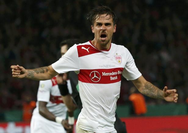 Ein Fußballspieler des VfB Stuttgart jubelt auf dem Spielfeld.