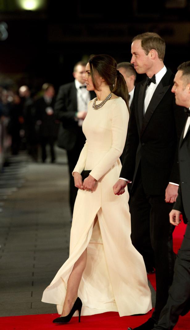 Kate Middleton und Prinz William auf einem roten Teppich.