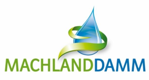 Machlanddamm Logo/upart Das Logo von Machland Damm mit einem stilisierten Wassertropfen und grünen Akzenten.