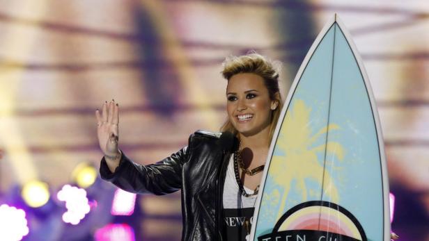 Demi Lovato mit einem Surfbrett bei den Teen Choice Awards.