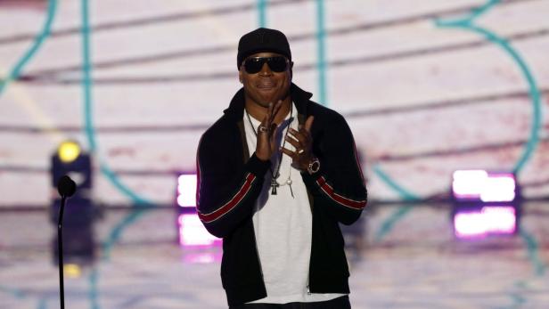 LL Cool J applaudiert auf einer Bühne.