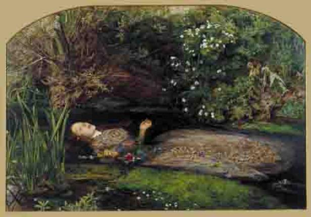 Eine Frau, liegend im Wasser, umgeben von üppiger Vegetation.