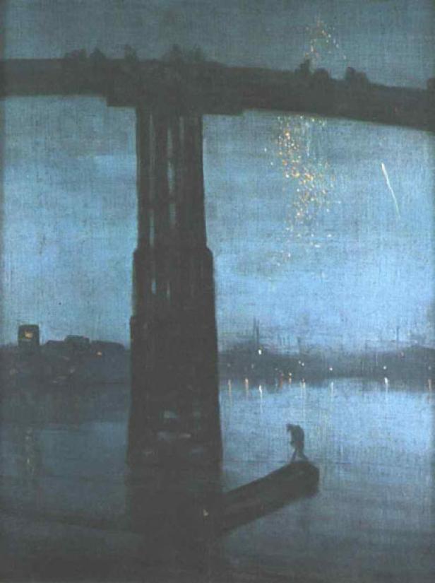 Ein Mann steht im Dunkeln unter einer Brücke, während im Hintergrund Feuerwerk zu sehen ist.