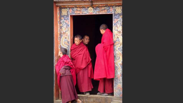 Bhutan: Die Klosterfestung Phunaka liegt malerisch zwischen zwei Gletscherbächen Bhutan: Die Klosterfestung Phunaka liegt malerisch zwischen zwei Gletscherbächen