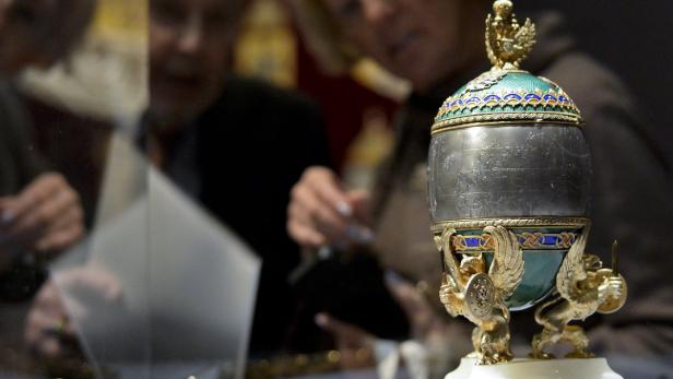 Ein reich verziertes Fabergé-Ei steht in einer Vitrine.