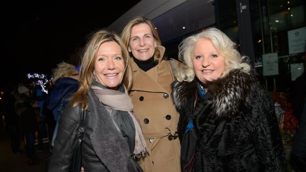 Petra Wrabetz mit Madeleine Rohla-Strauss und Musical-Diva Marika Lichter Wenn das Motto Punschen ist!