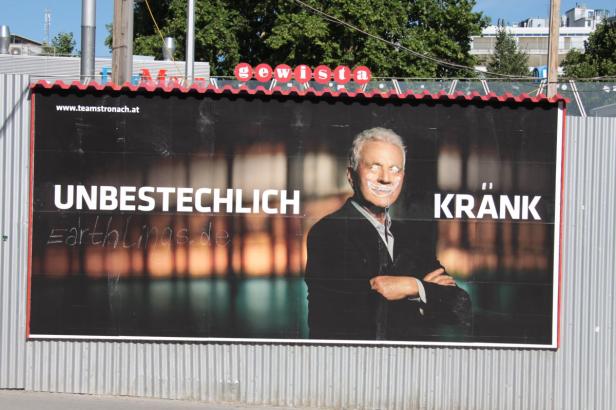 Ein Wahlplakat mit einem Mann, dessen Gesicht mit weißer Farbe bemalt ist, mit den Worten „Unbestechlich“ und „Krank“.