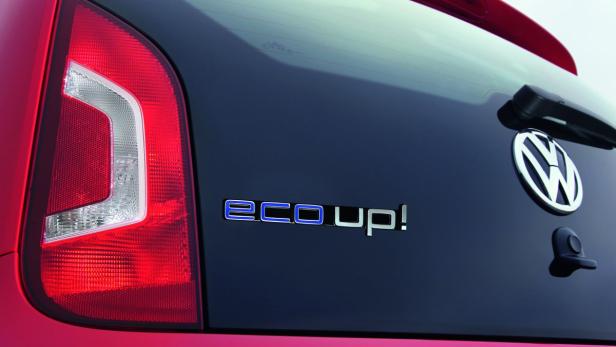 Die Rückansicht eines VW eco up! mit dem VW-Logo.
