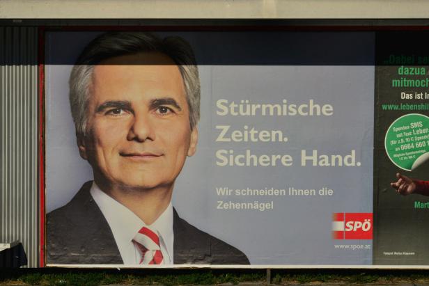 Ein Wahlplakat der SPÖ mit dem Porträt eines Politikers und dem Slogan „Stürmische Zeiten. Sichere Hand.“.