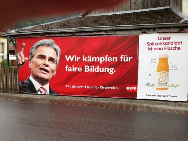 Ein Wahlplakat der SPÖ mit dem Slogan „Wir kämpfen für faire Bildung“ neben einem Werbeplakat für Innocent Smoothies.
