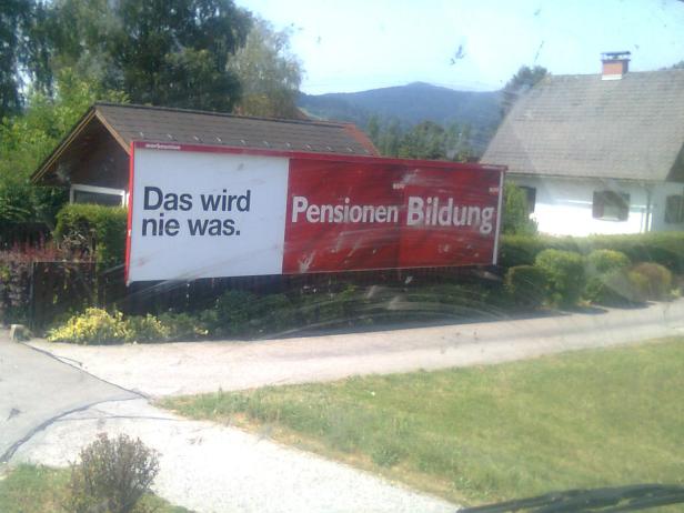 Eine Wahlplakatwand wirbt mit den Slogans „Das wird nie was“ und „Pensionen Bildung“.