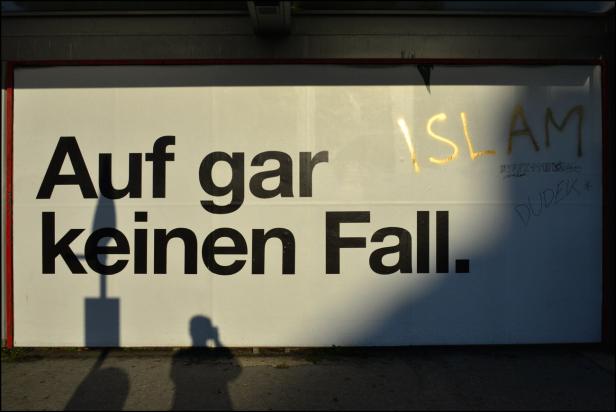 Auf einer Wand steht in großen Buchstaben „Auf gar keinen Fall“ und das Wort „Islam“ ist aufgesprüht.