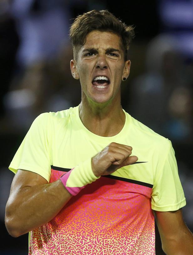 Ein Tennisspieler jubelt mit geballter Faust und geöffnetem Mund.