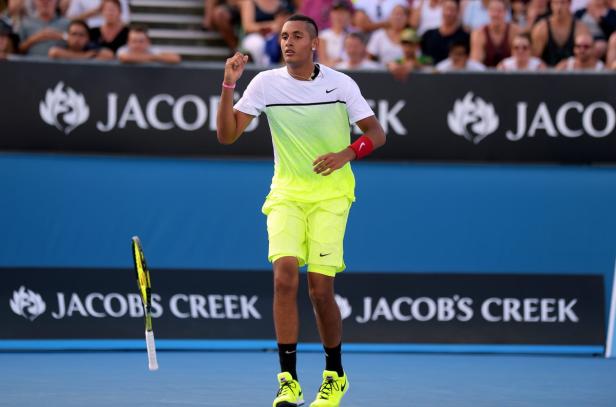 Nick Kyrgios jubelt auf dem Tennisplatz.