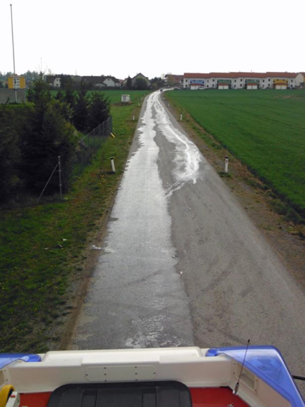 Die Ölspur war fast einen Kilometer lang Ein langer, gerader Weg führt durch eine ländliche Gegend.
