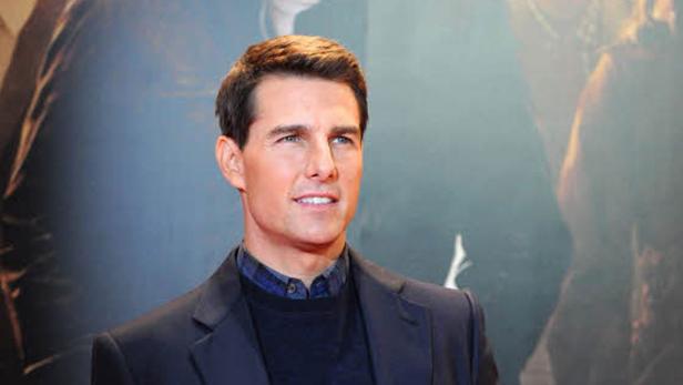 Porträt von Tom Cruise vor einem unscharfen Hintergrund.
