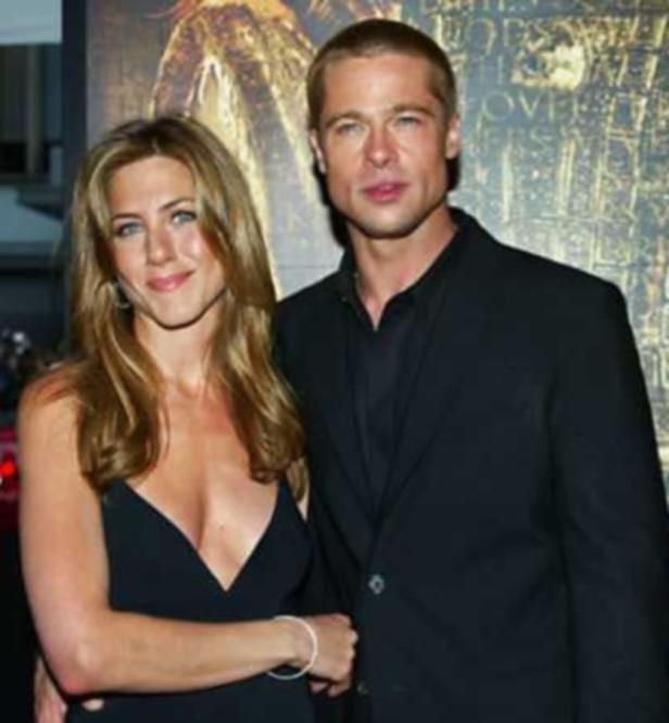 Jennifer Aniston und Brad Pitt posieren auf einer Veranstaltung.