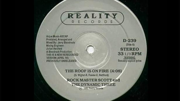 Das Schallplattencover von „The Roof Is On Fire“ von Rock Master Scott and The Dynamic Three.