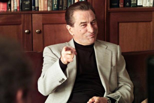 Robert De Niro zeigt mit dem Finger auf jemanden.