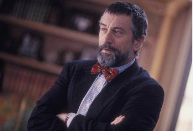 Robert De Niro mit verschränkten Armen und Fliege.
