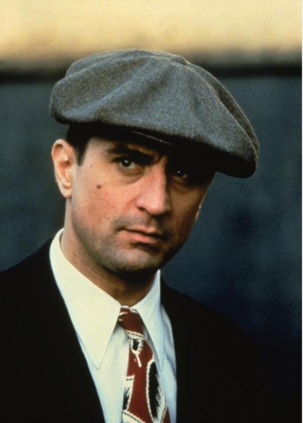 Robert De Niro mit Schiebermütze und Anzug.