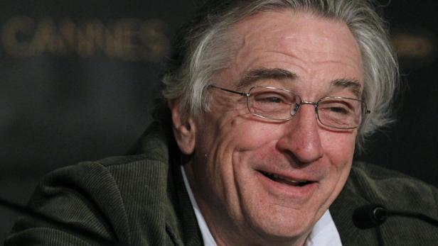 Robert De Niro lächelt bei einer Veranstaltung in Cannes.