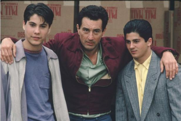 Robert De Niro mit zwei jungen Schauspielern am Set von „A Bronx Tale“.