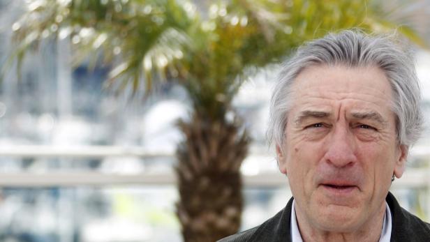 Porträt von Robert De Niro vor einer Palme.