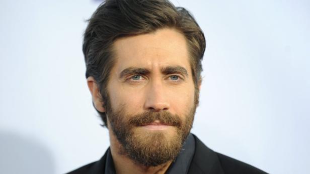 Porträt von Jake Gyllenhaal mit Bart und dunklem Anzug.