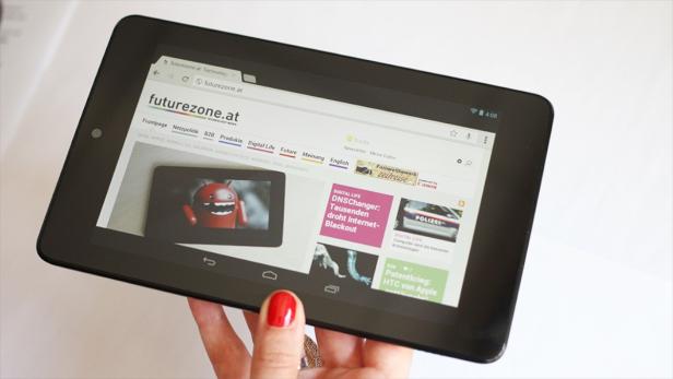 Ein Tablet zeigt die Webseite futurezone.at mit einem Artikel über Android.