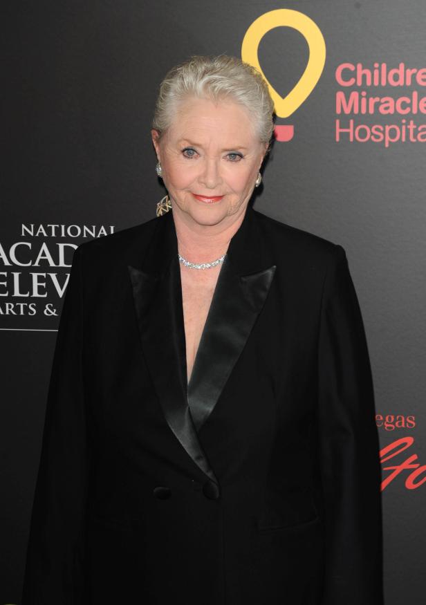 Candice Bergen posiert auf einem roten Teppich.