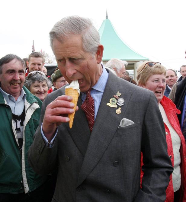 König Charles isst ein Eis vor einer Menschenmenge.
