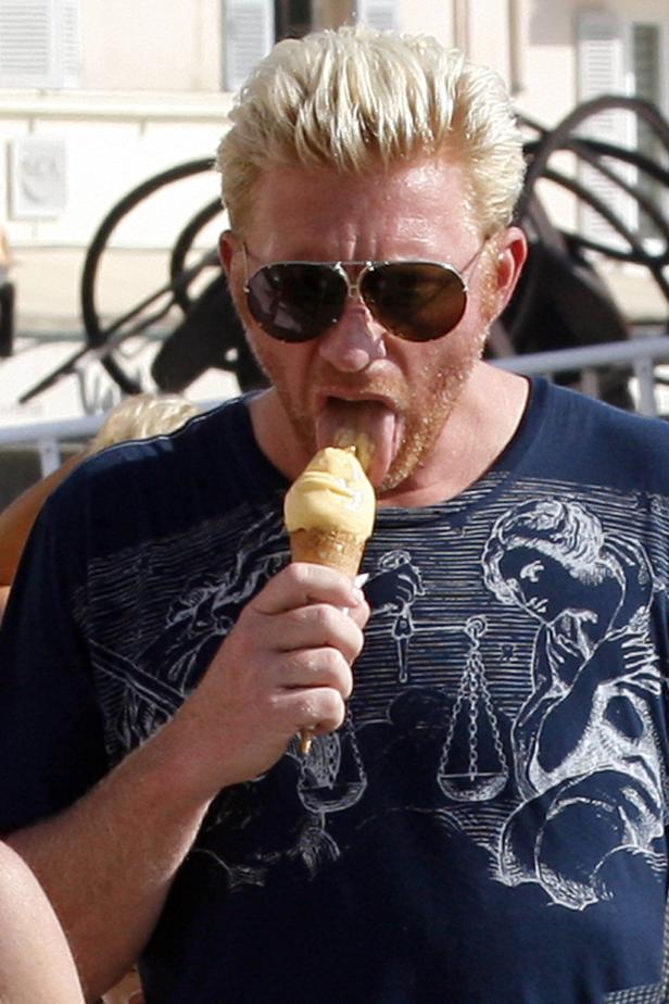 Boris Becker schleckt ein gelbes Eis.