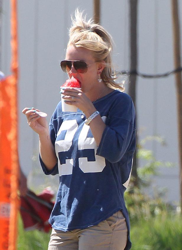 Britney Spears isst ein rotes Wassereis.