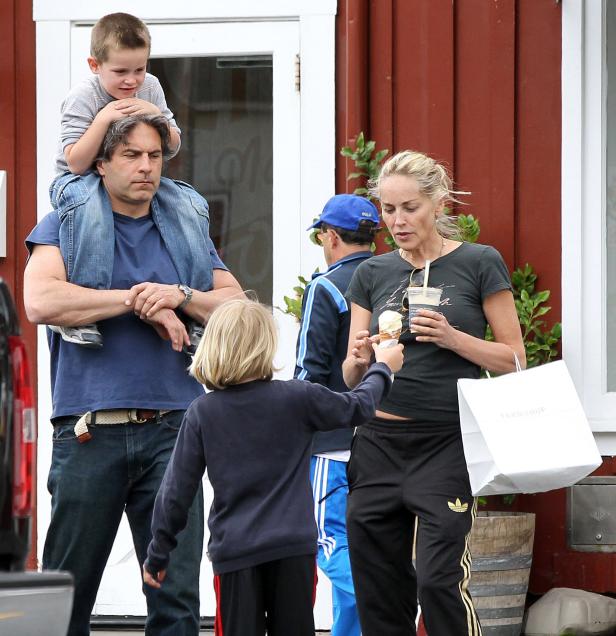 Sharon Stone mit ihren Söhnen beim Eisessen.