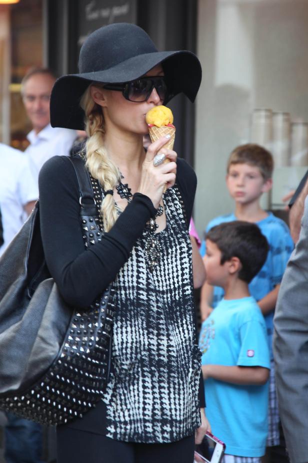 Paris Hilton isst ein Eis in der Öffentlichkeit.